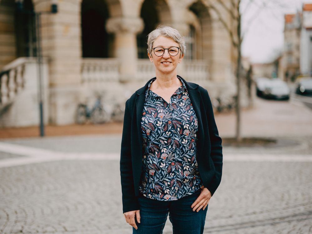 Brigitte Finke steht vor dem Institut für Bildungsverläufe in Bamberg