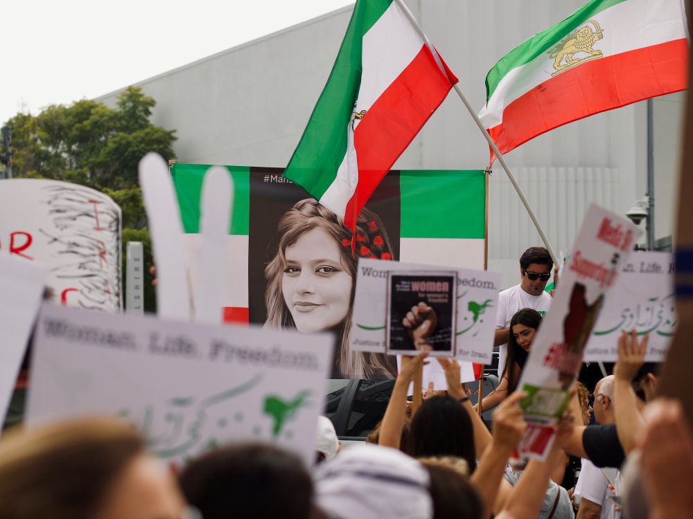 Im kalifornischen Santa Monica halten Demonstrierende bei Protesten gegen die iranische Regierung Flaggen des Landes, Plakate und ein Portrait von Jina Mahsa Amini in die Luft